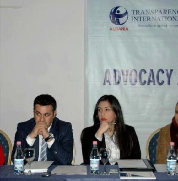 Julian Kola në një panel për advokimin dhe transparencën